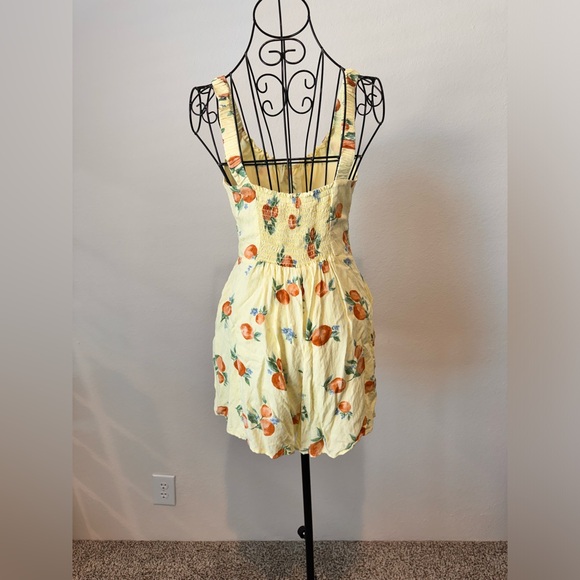Yellow romper with tangerines and pockets - Picture 3 of 5
